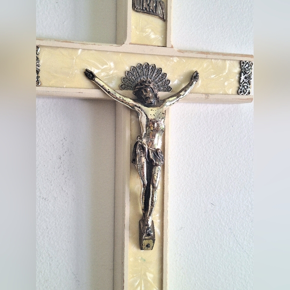Wooden crucifix garnished with plasticized mother-of-pearl - Picture 4 of 10